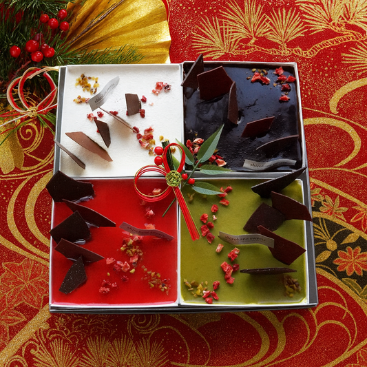 お正月スイーツ スクエアスイーツ贈答用ギフトボックス 4種Mixスイーツアソート(ムースフロマージュ、ミロワールフランボワーズ/ショコラ/ピスターシュ)お節スタイル