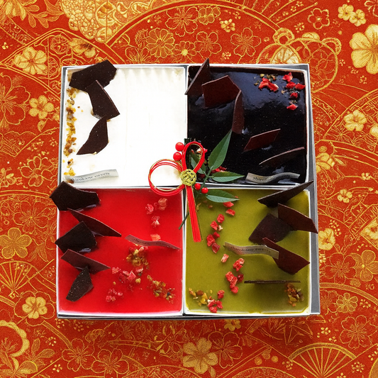 お正月スイーツスクエアスイーツ贈答用ギフトボックス 4種Mixスイーツアソート(ショートケーキ(オレンジ)、ミロワールフランボワーズ/ショコラ/ピスターシュ)お節スタイル