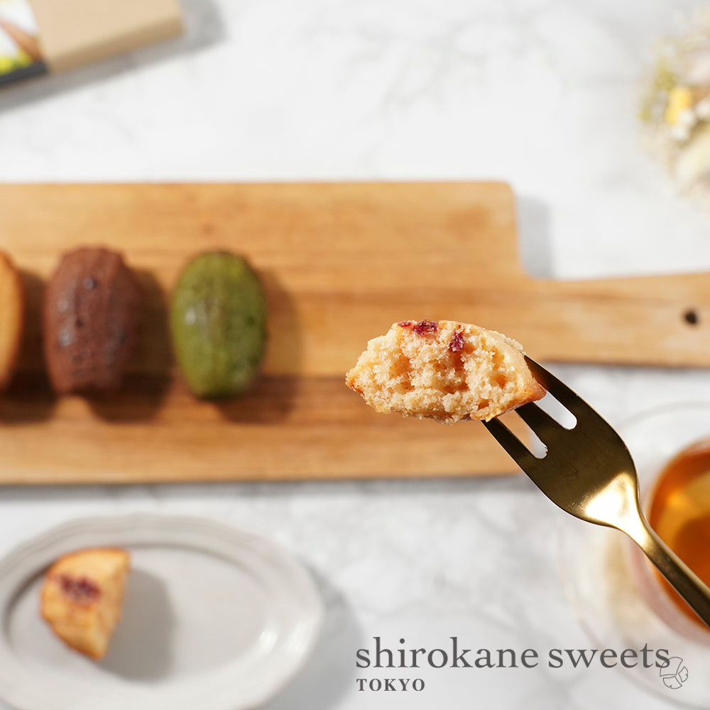 「送料無料」shirokane sweets TOKYO 白金マドレーヌ（ベリー）　4個入（ポスト投函・配送日時指定不可）／HAPPY BITHDAY シール付